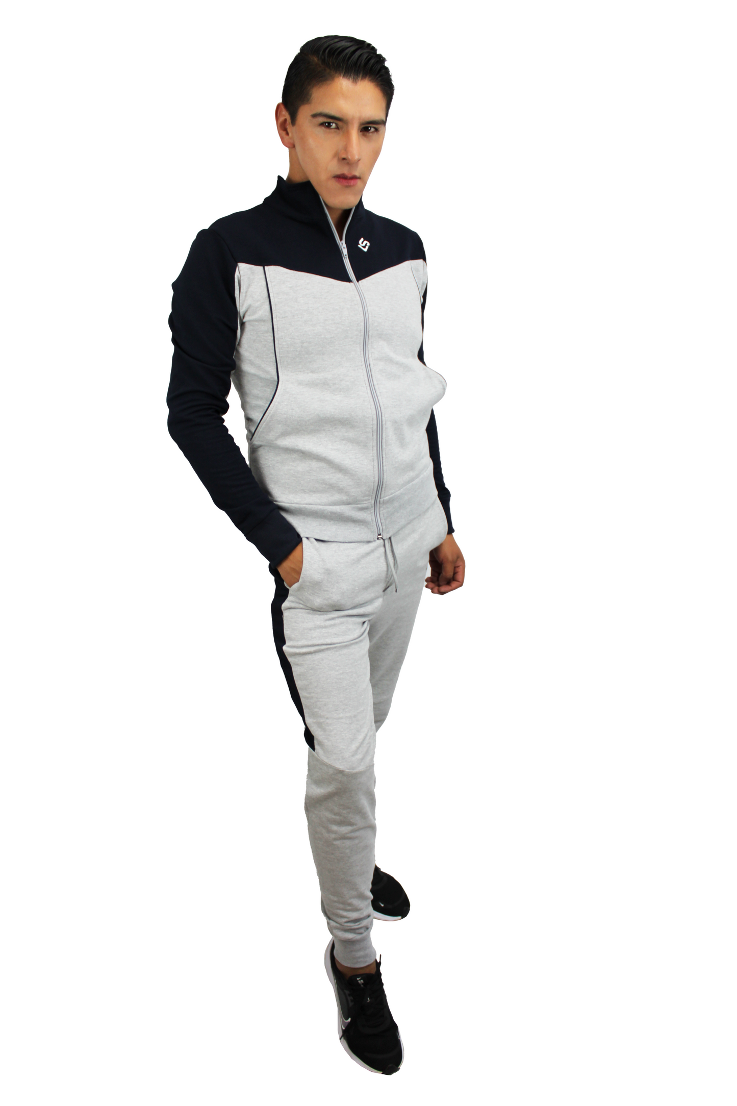 Jogger deportivo color jaspe con marino